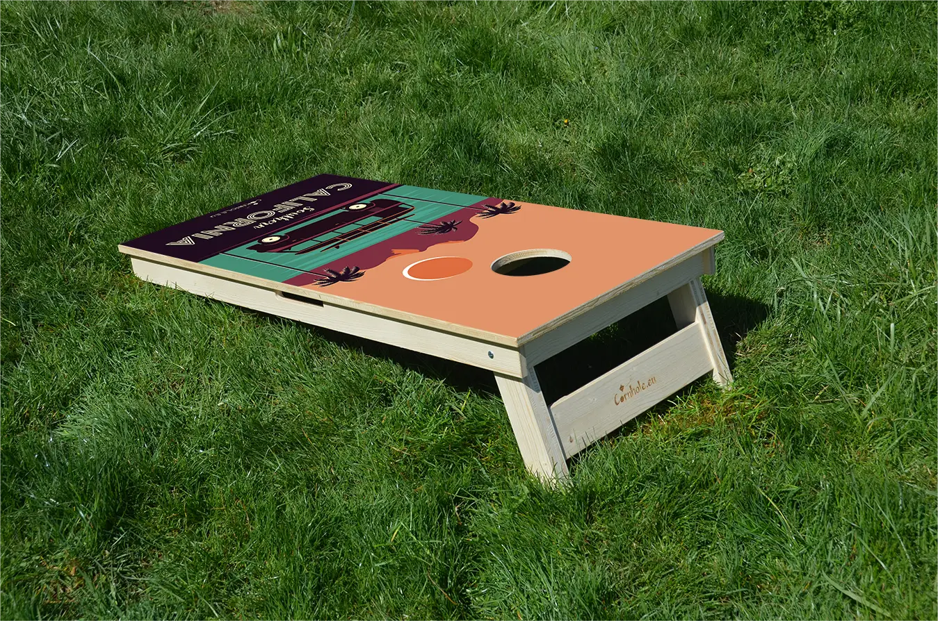 cornhole surfeur dans un tube, sur le gazon, vue de derrière