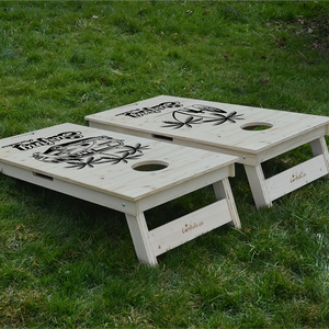 cornhole 2 planches surfeur et van de surf vw, sur le gazon, vue de derrière