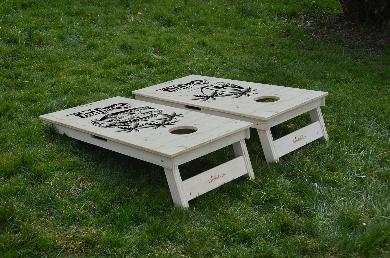 cornhole 2 planches surfeur et van de surf vw, sur le gazon, vue de derrière
