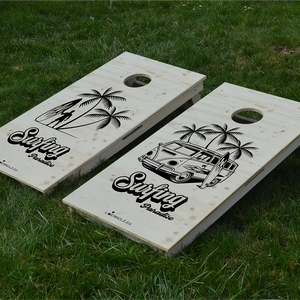 cornhole 2 planches surfeur et van de surf vw, sur le gazon, vue de face
