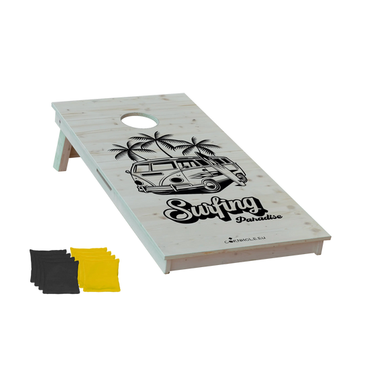 cornhole van vw de surf avec sa planche accolée sous les palmiers, vue de face