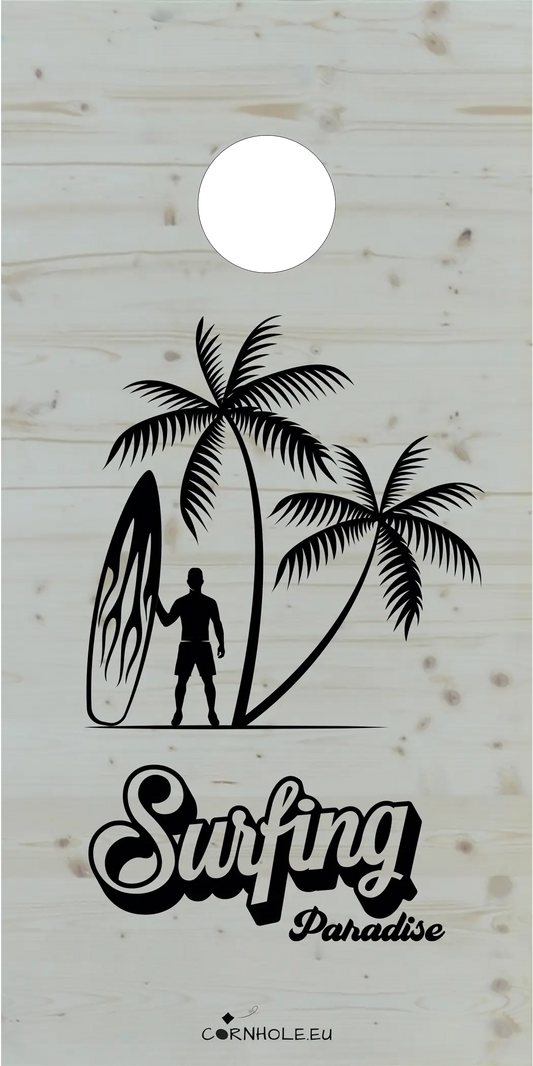 décor détaillé cornhole surfeur avec sa planche sous les palmiers, vue de face