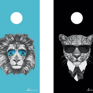 décor détaillé cornhole 2 planches lion et léopard qui se la jouent grave, vue de face