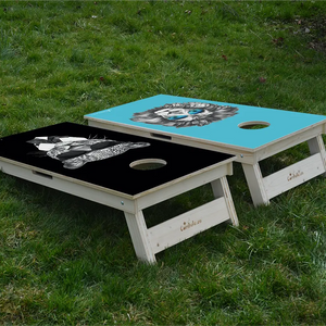 cornhole 2 planches lion et léopard qui se la jouent grave, sur le gazon, vue de derrière