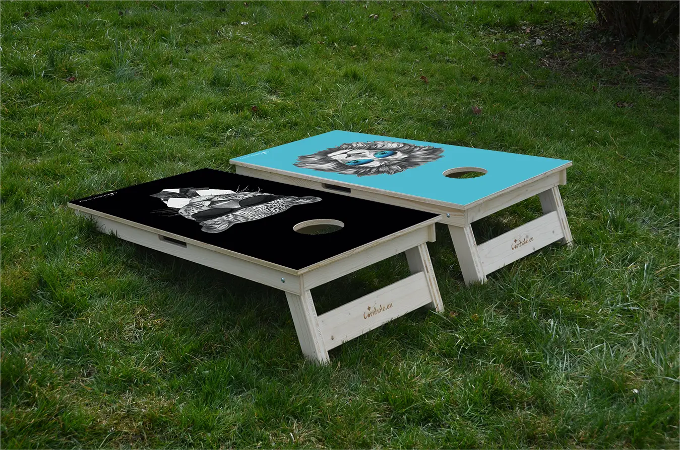 cornhole 2 planches lion et léopard qui se la jouent grave, sur le gazon, vue de derrière