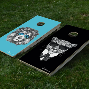 cornhole 2 planches lion et léopard qui se la jouent grave, sur le gazon, vue de face