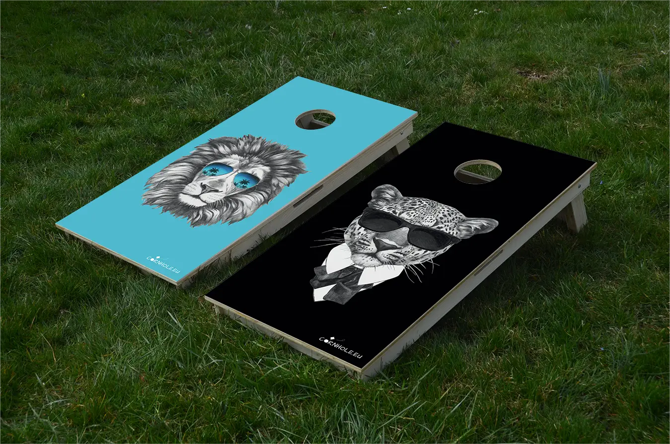 cornhole 2 planches lion et léopard qui se la jouent grave, sur le gazon, vue de face