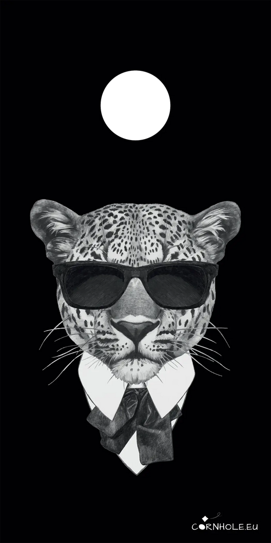 décor détaillé cornhole leopard en smoking, vue de face