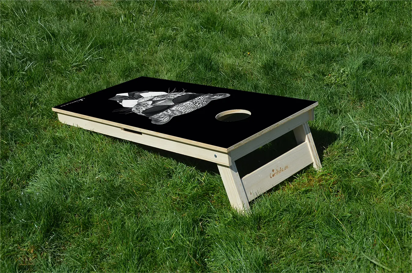cornhole leopard en smoking, sur le gazon, vue de derrière