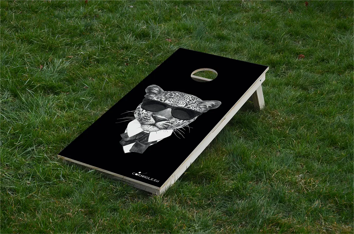 cornhole leopard en smoking, sur le gazon, vue de face