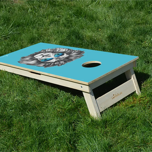 cornhole lion plutôt cool et ses lunettes de soleil, sur le gazon, vue de derrière