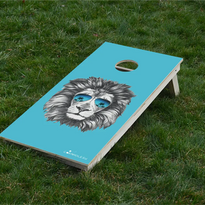 cornhole lion plutôt cool et ses lunettes de soleil, sur le gazon, vue de face