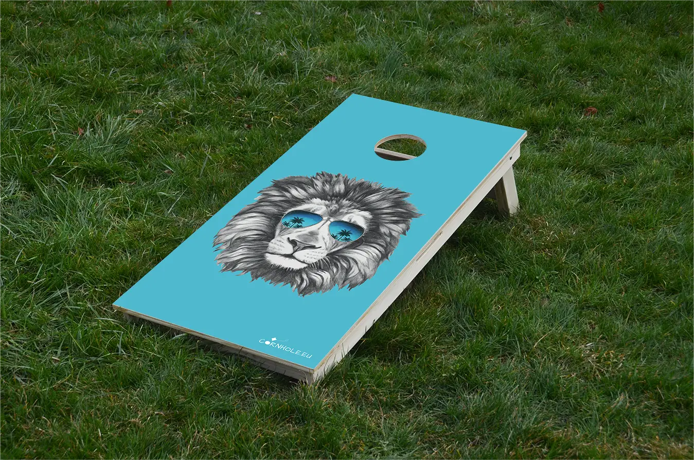 cornhole lion plutôt cool et ses lunettes de soleil, sur le gazon, vue de face