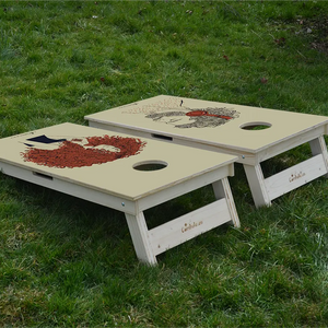 cornhole 2 planches jolie fille avec les cheveux bouclés, beau garçon qui écoute de la musique, sur le gazon, vue de derrière