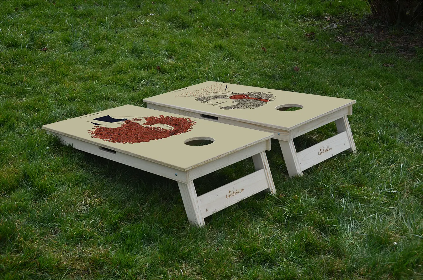 cornhole 2 planches jolie fille avec les cheveux bouclés, beau garçon qui écoute de la musique, sur le gazon, vue de derrière