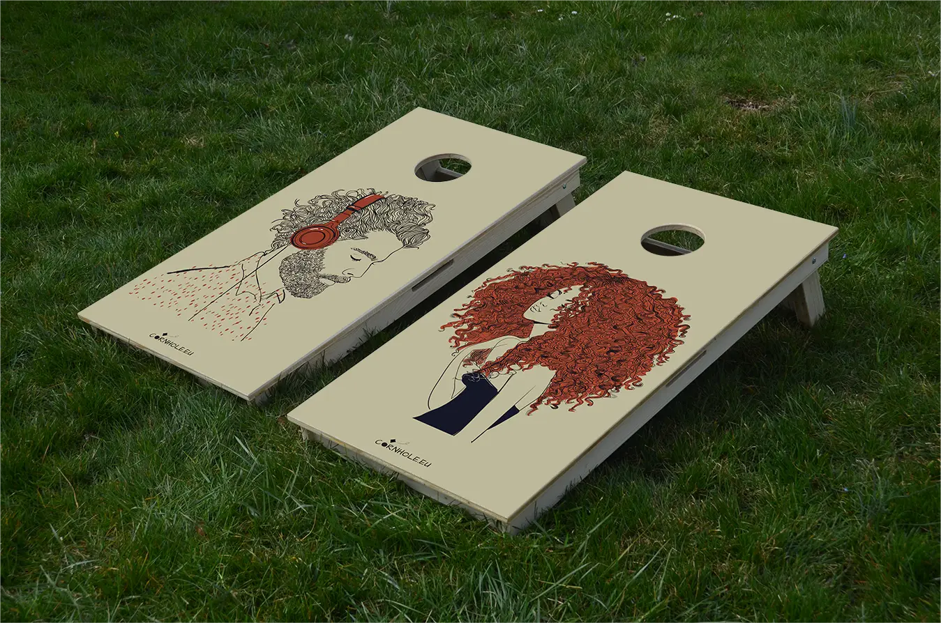 cornhole 2 planches jolie fille avec les cheveux bouclés, beau garçon qui écoute de la musique, sur le gazon, vue de face
