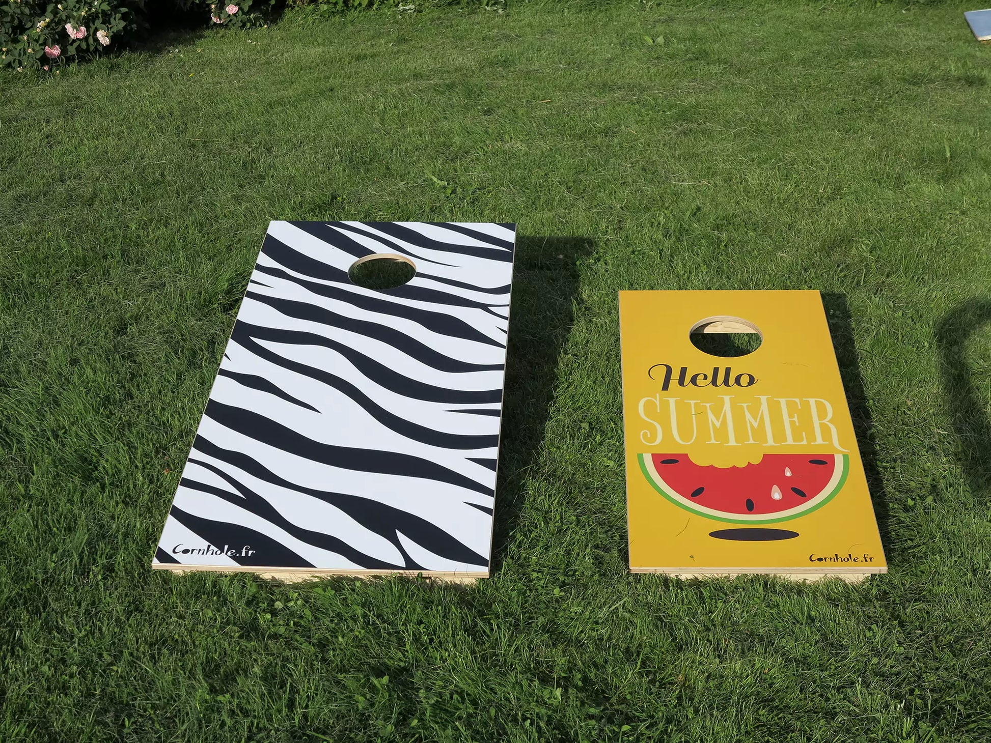 cornhole 2 planches format voyage surf et van de voyage, sur le gazon, vue de derrière