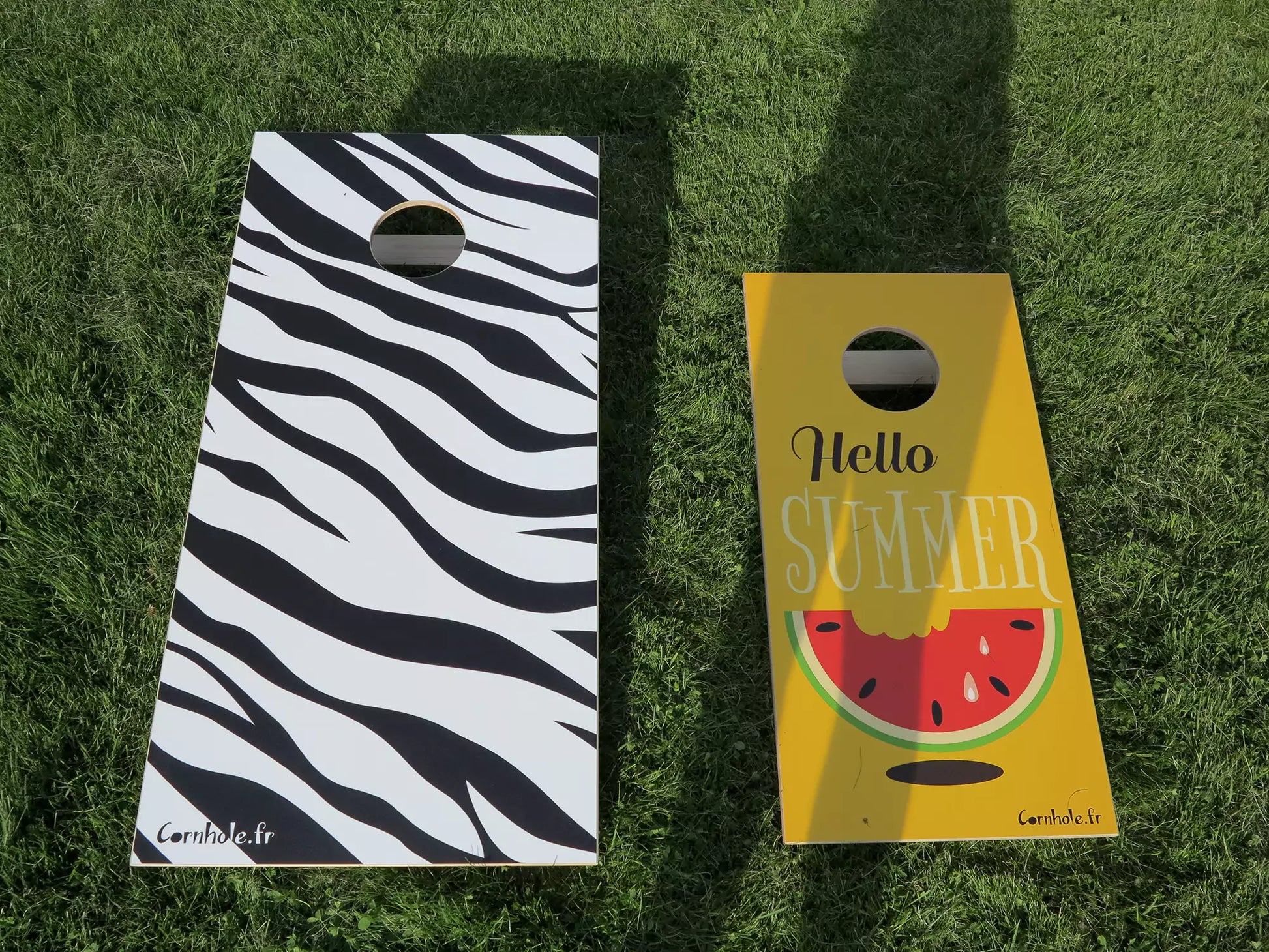 cornhole 2 planches format voyage surf et van de voyage, sur le gazon, vue de face