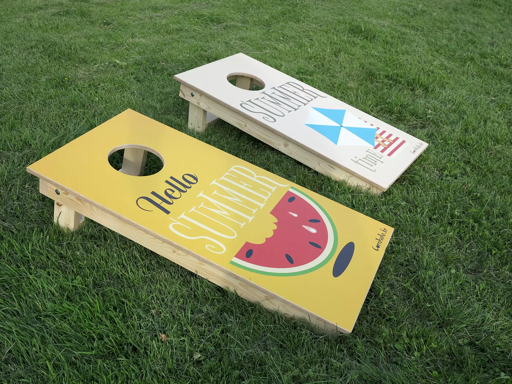 cornhole 2 planches format voyage plage et pastèque, sur le gazon, vue de derrière