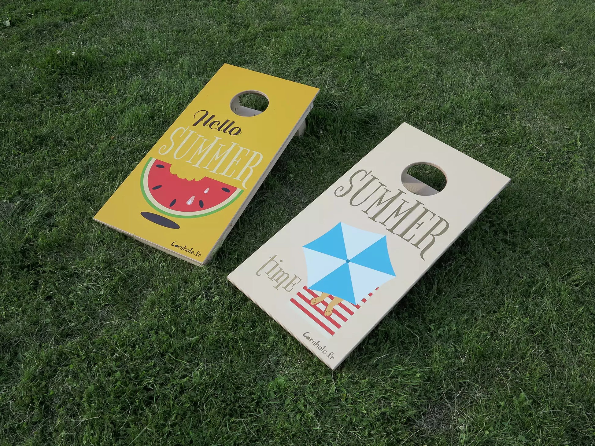 cornhole 2 planches format voyage plage et pastèque, sur le gazon, vue de face