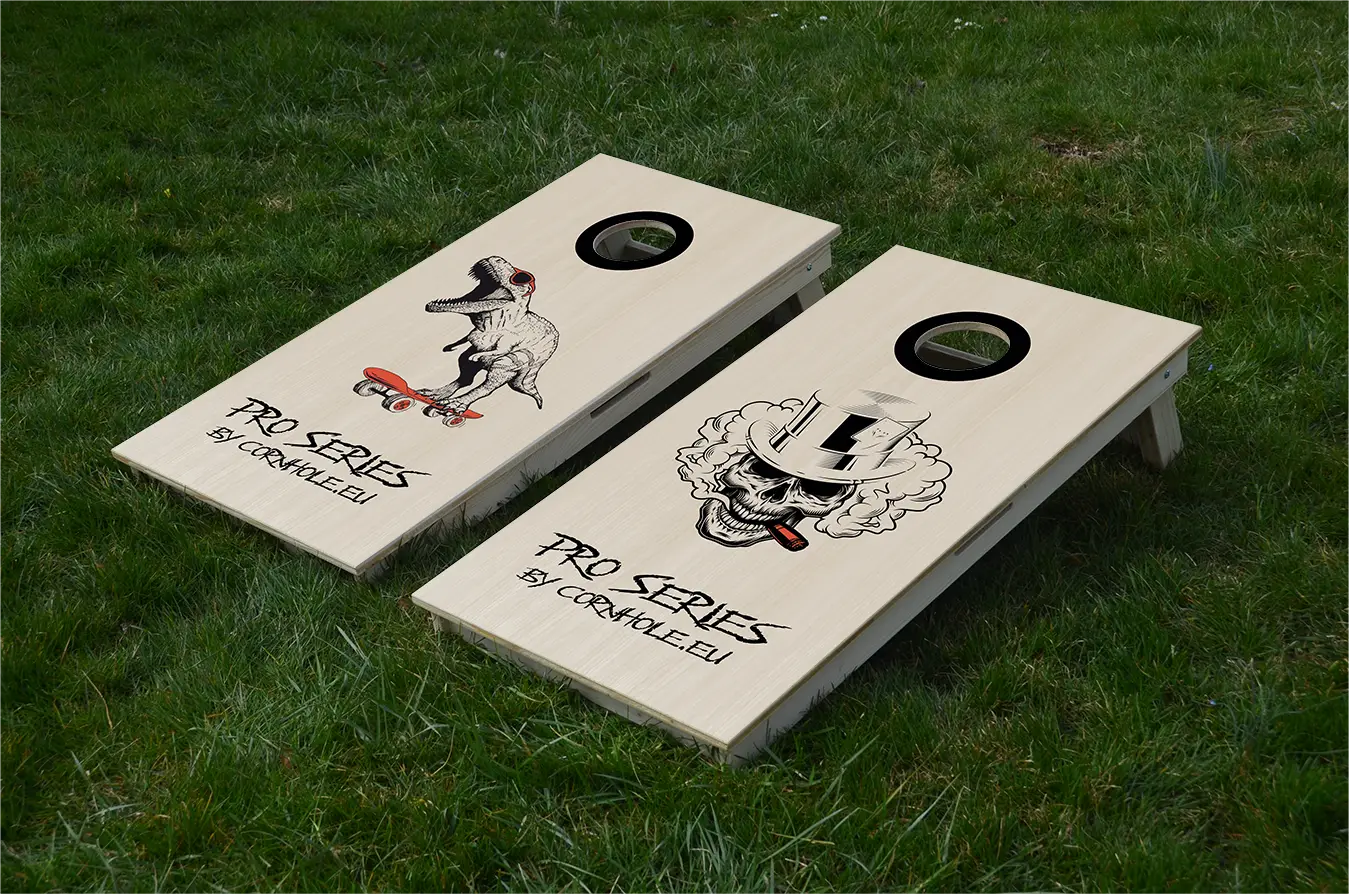 cornhole Pro de compétition deux planches t-rex sur son skate et tête de mort, sur le gazon, vue de face