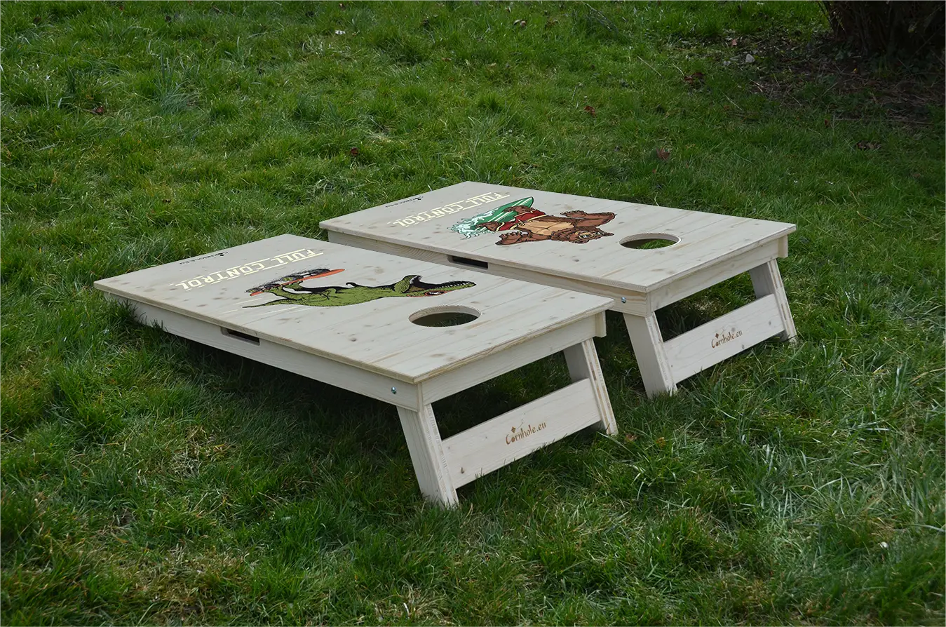 cornhole 2 planches ours surfant une vague et t-rex en skateboard, sur le gazon, vue de derrière