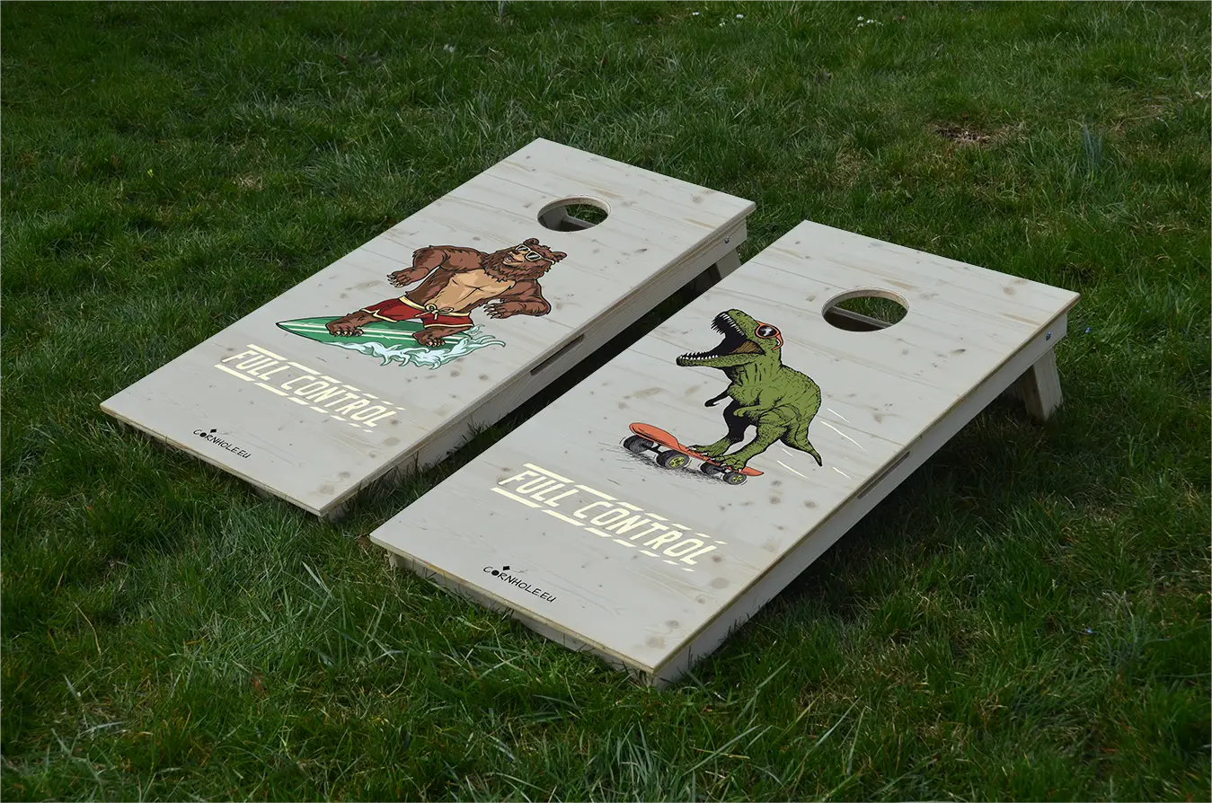 cornhole 2 planches ours surfant une vague et t-rex en skateboard, sur le gazon, vue de face