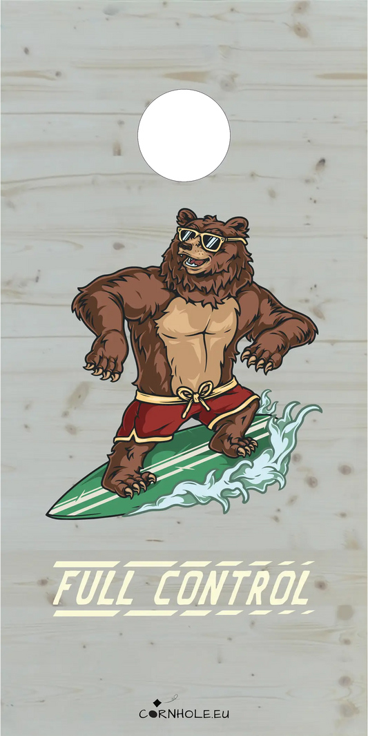 décor détaillé cornhole ours en short de bain sur une planche de surf, vue de face