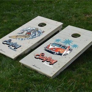 cornhole 2 planches van de surf et squelette surfant une vague, sur le gazon, vue de face
