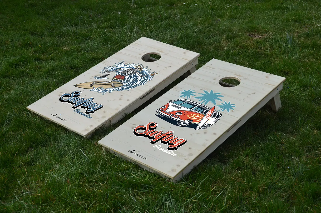 cornhole 2 planches van de surf et squelette surfant une vague, sur le gazon, vue de face