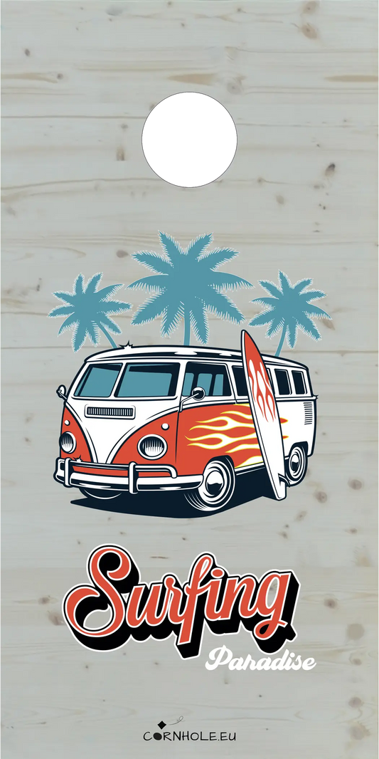 décor détaillé cornhole squelette surfant une vague à coté d'un requin, vue de face